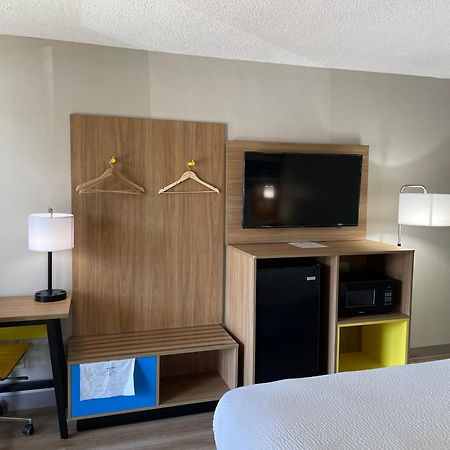 Days Inn By Wyndham Florence Near Civic Center Экстерьер фото