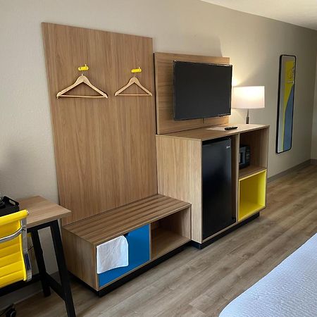 Days Inn By Wyndham Florence Near Civic Center Экстерьер фото