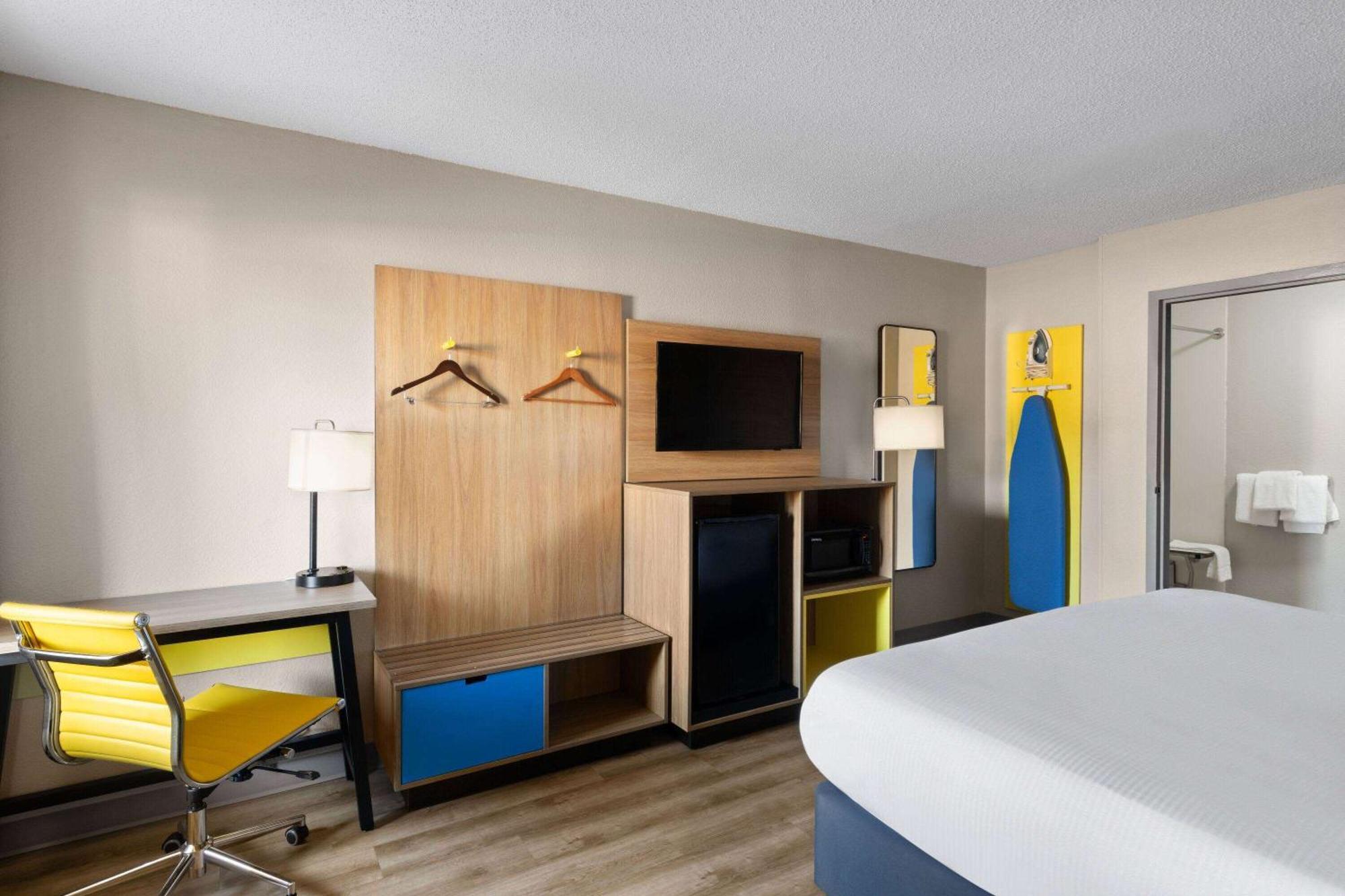 Days Inn By Wyndham Florence Near Civic Center Экстерьер фото