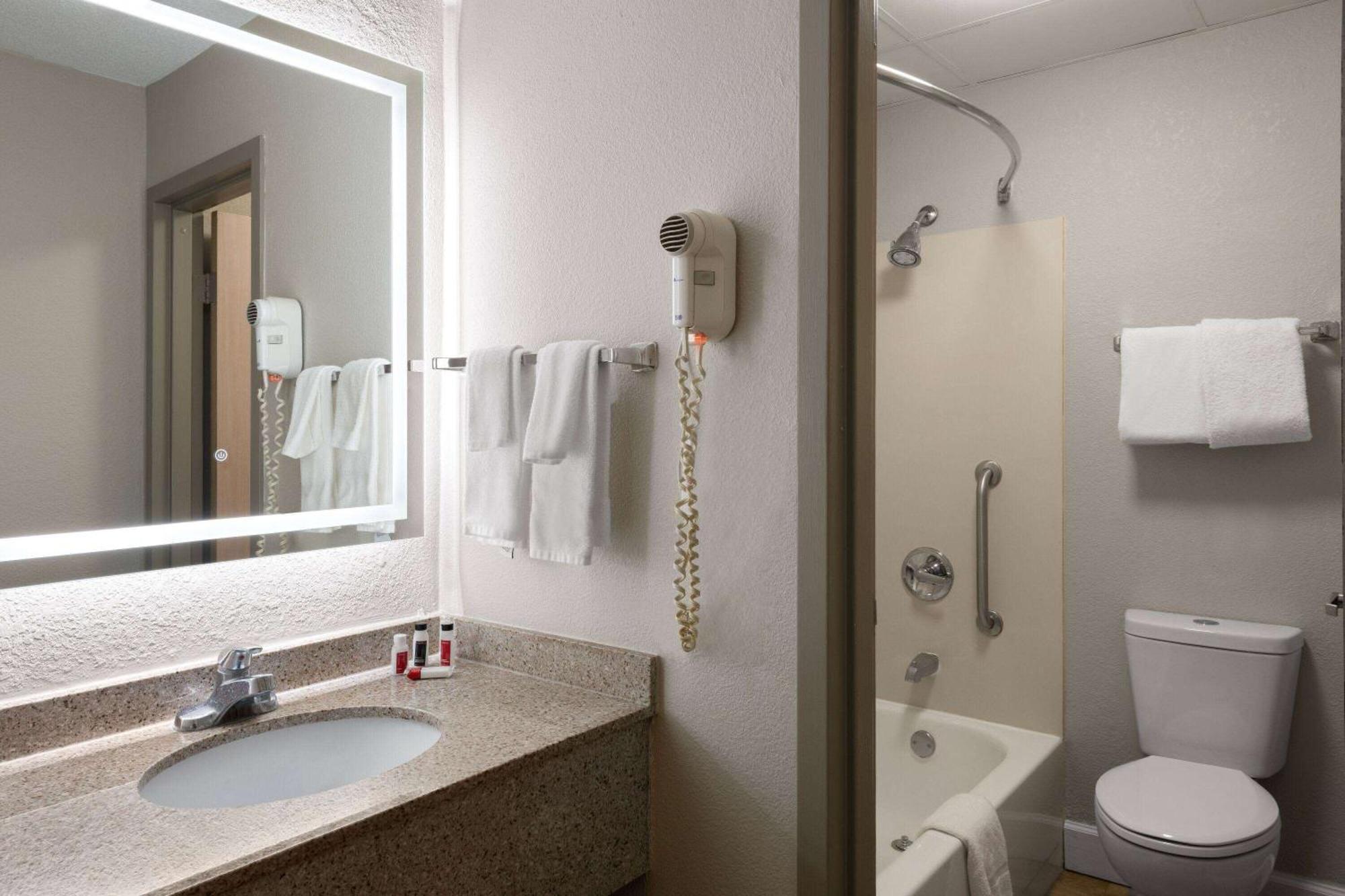 Days Inn By Wyndham Florence Near Civic Center Экстерьер фото