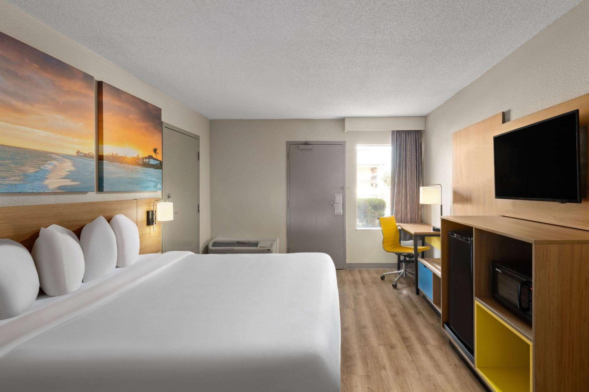 Days Inn By Wyndham Florence Near Civic Center Экстерьер фото