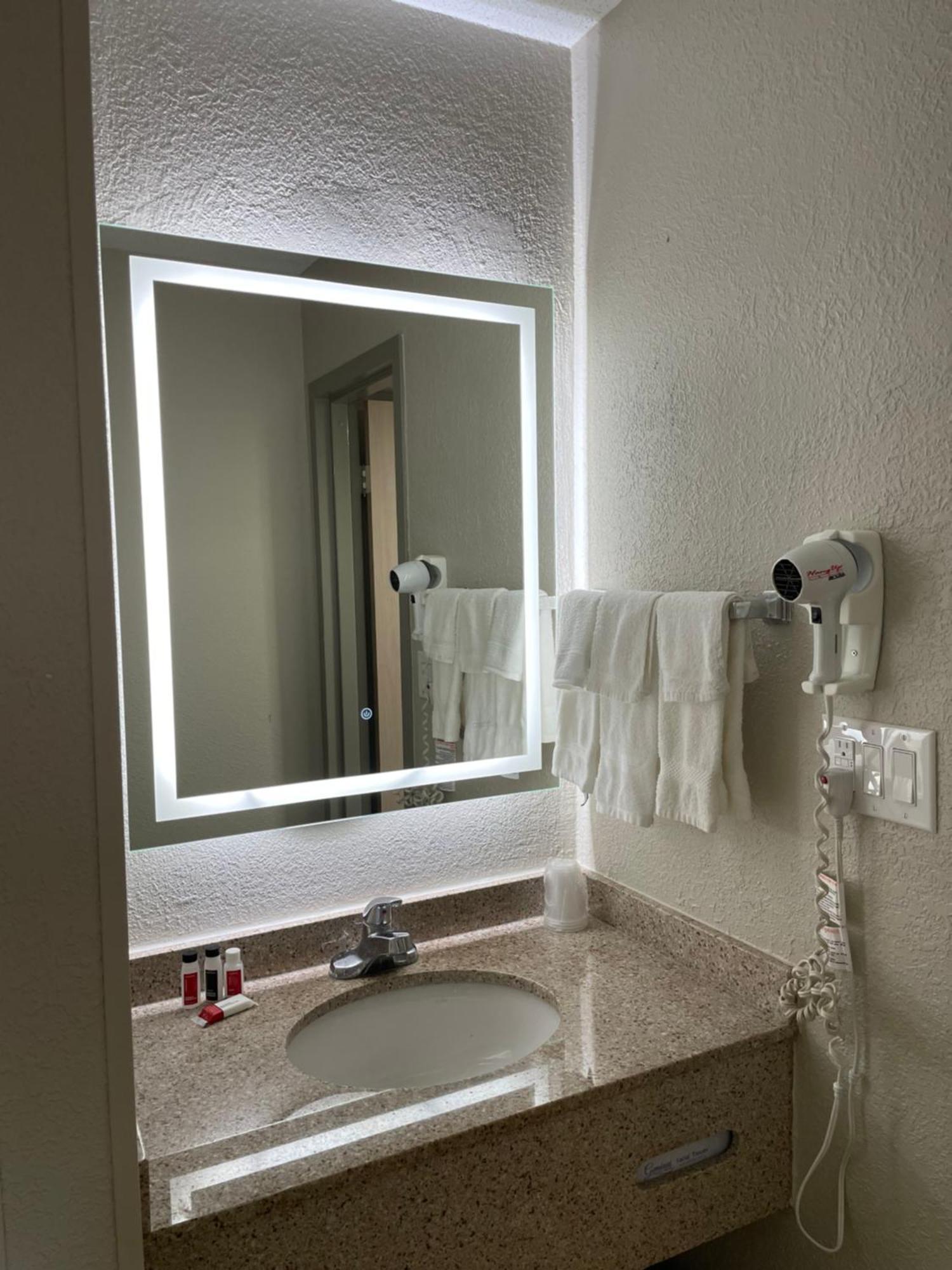 Days Inn By Wyndham Florence Near Civic Center Экстерьер фото