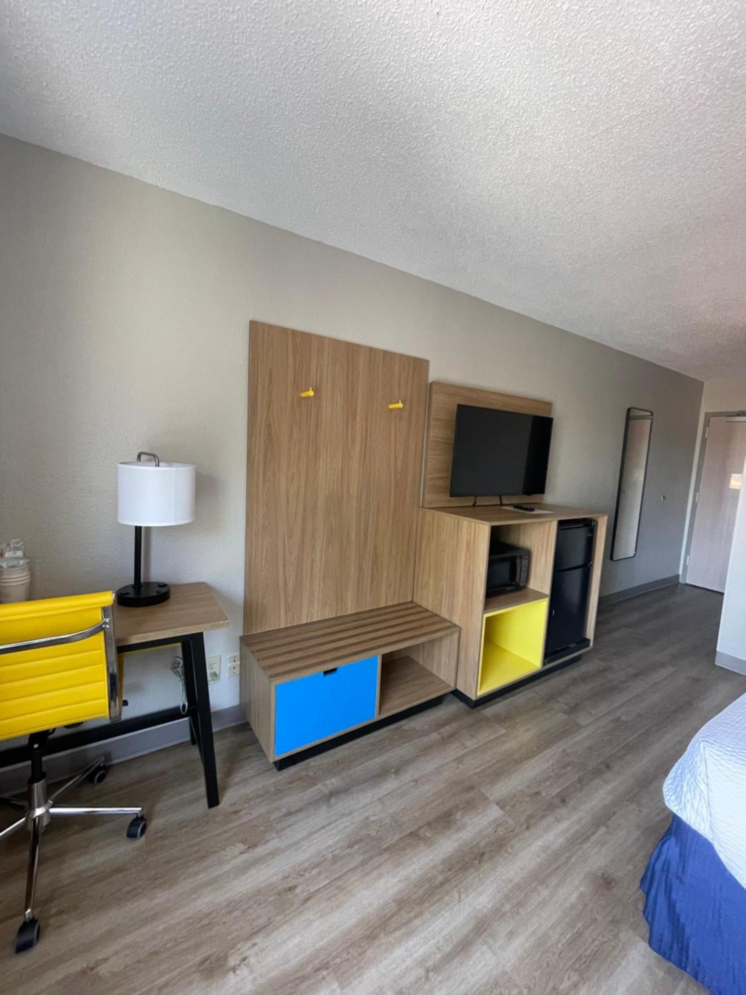 Days Inn By Wyndham Florence Near Civic Center Экстерьер фото