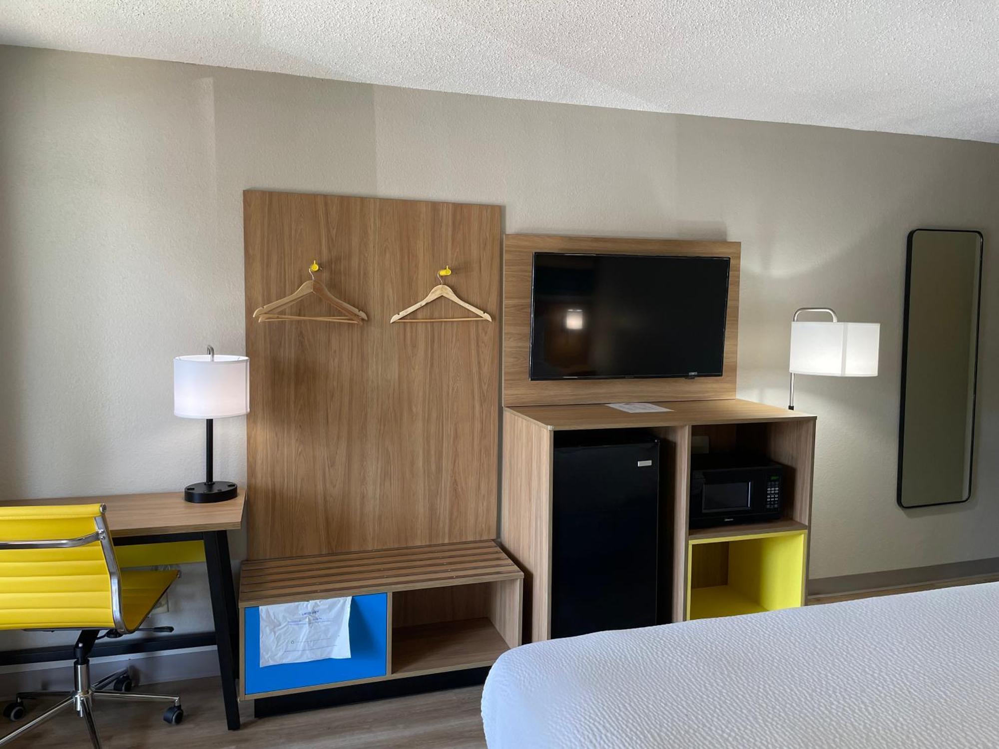 Days Inn By Wyndham Florence Near Civic Center Экстерьер фото