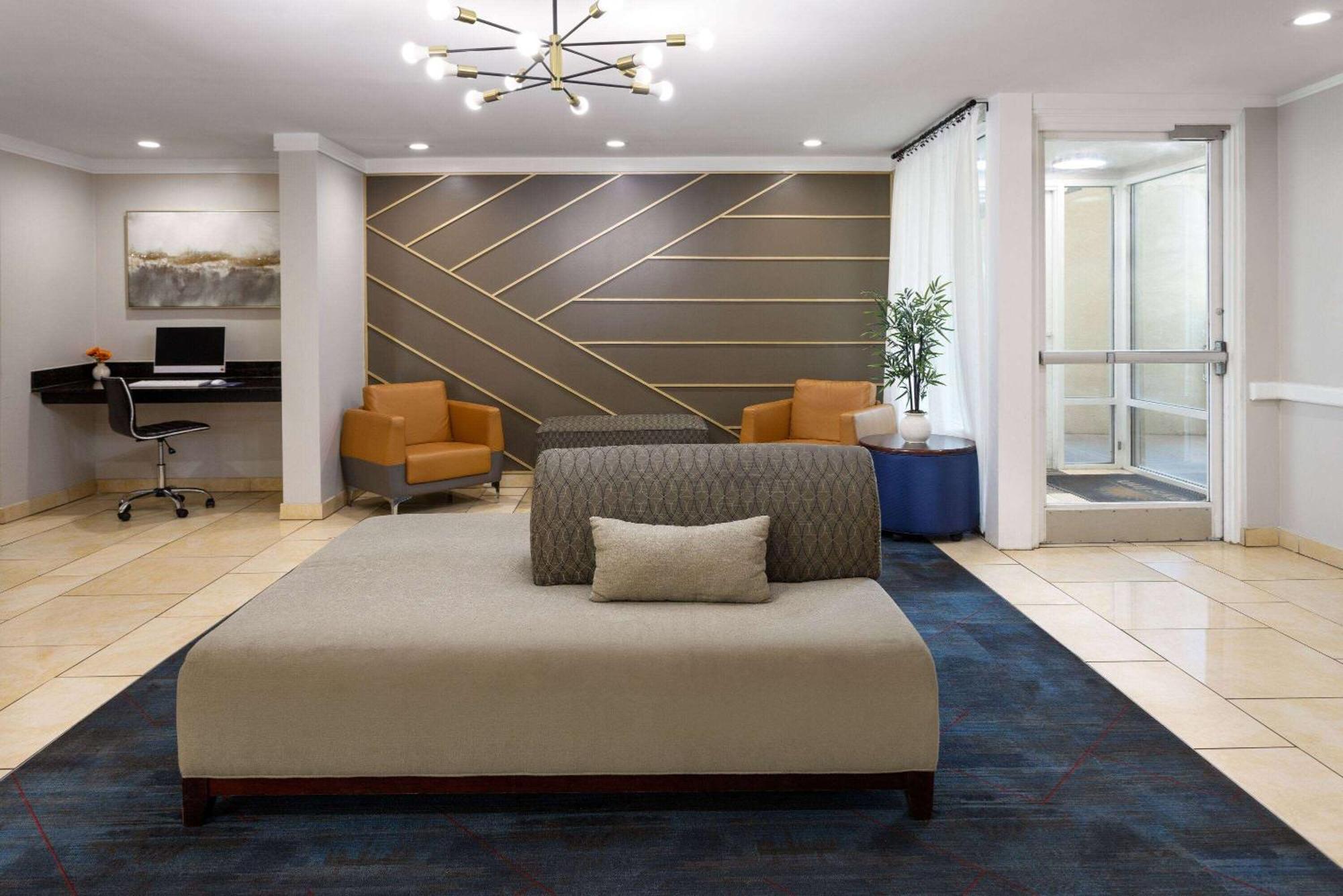 Days Inn By Wyndham Florence Near Civic Center Экстерьер фото